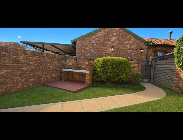 2 BEDROOM TOWNHOUSE FOR SALE IN DIE HOEWES